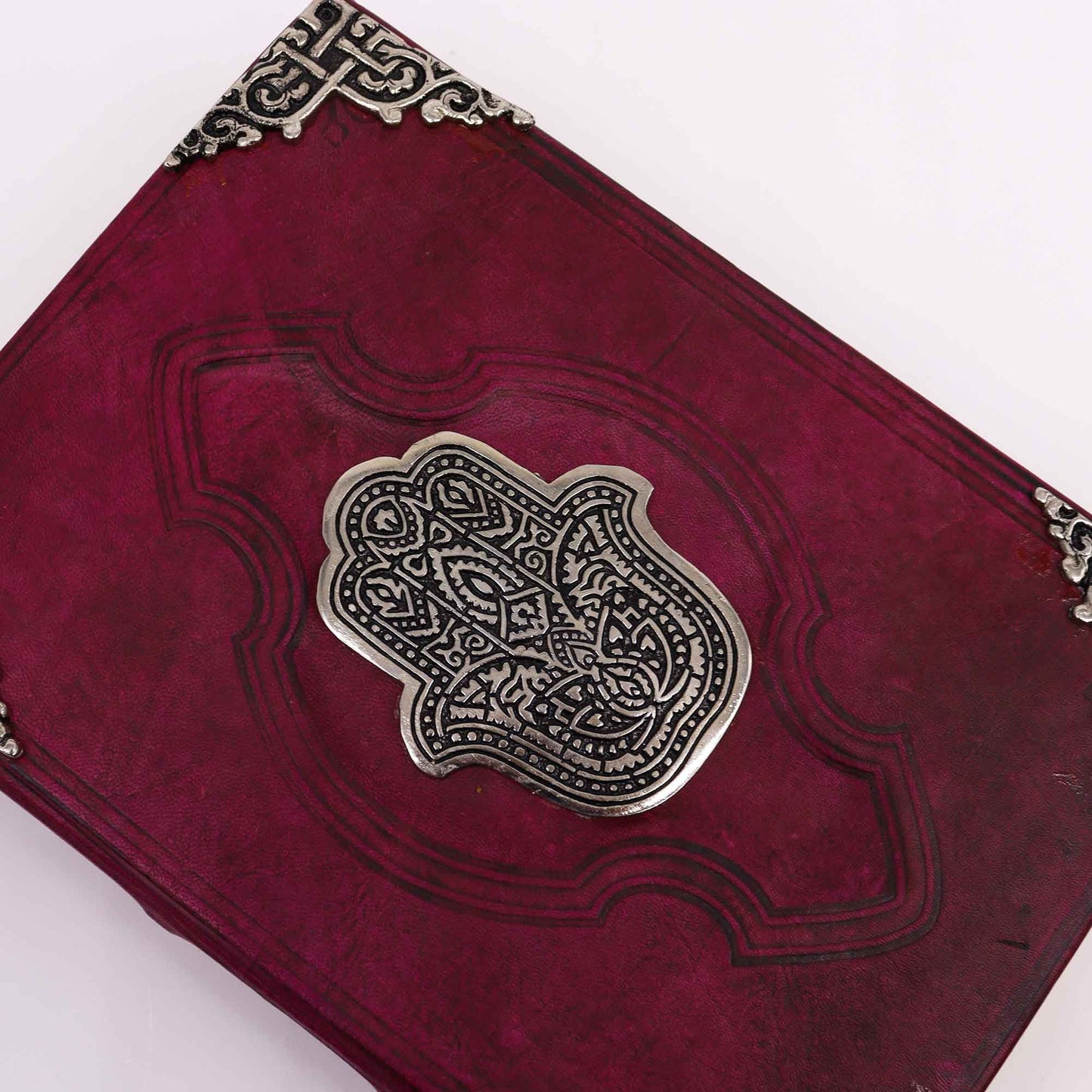Notizbuch aus Leder in Karmesinrot mit Hamsa-Motiv – 200 Seiten mit Deckle Edge