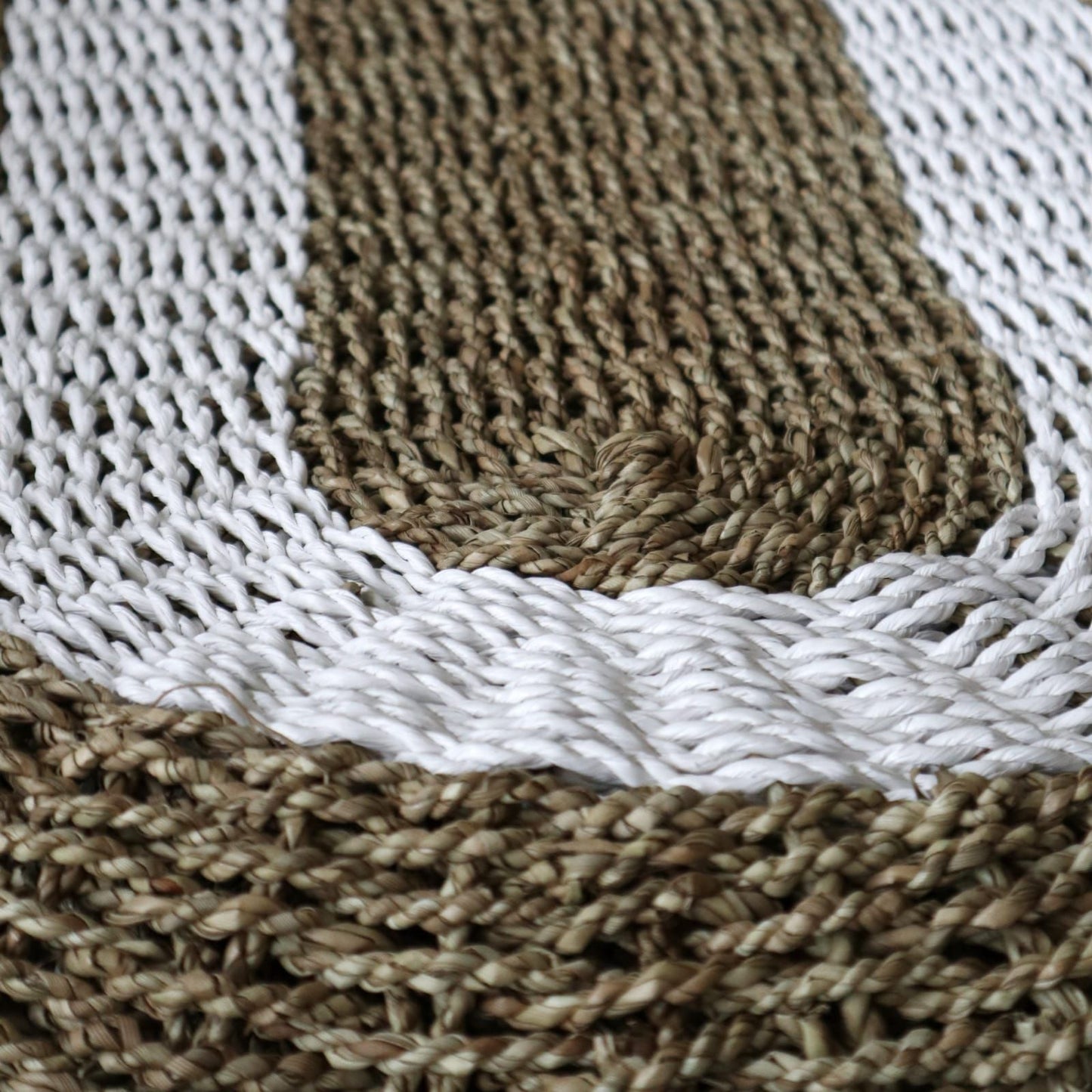 Handgewebter ovaler Seegrasteppich in Beige & Weiß, 60 x 120 cm