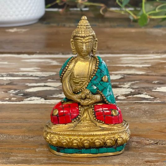 Handgefertigte Messing-Buddha-Figur 'Segensgeste' mit Howlit-Einlagen – 7,5 cm