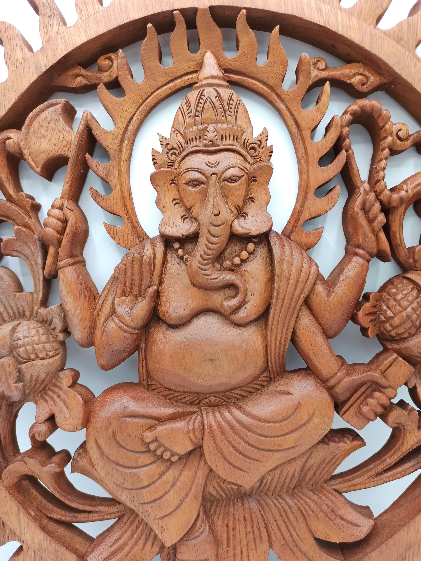 Wanddekoration Ganesha – Handgeschnitztes Holzpanel aus Suar, 40 cm