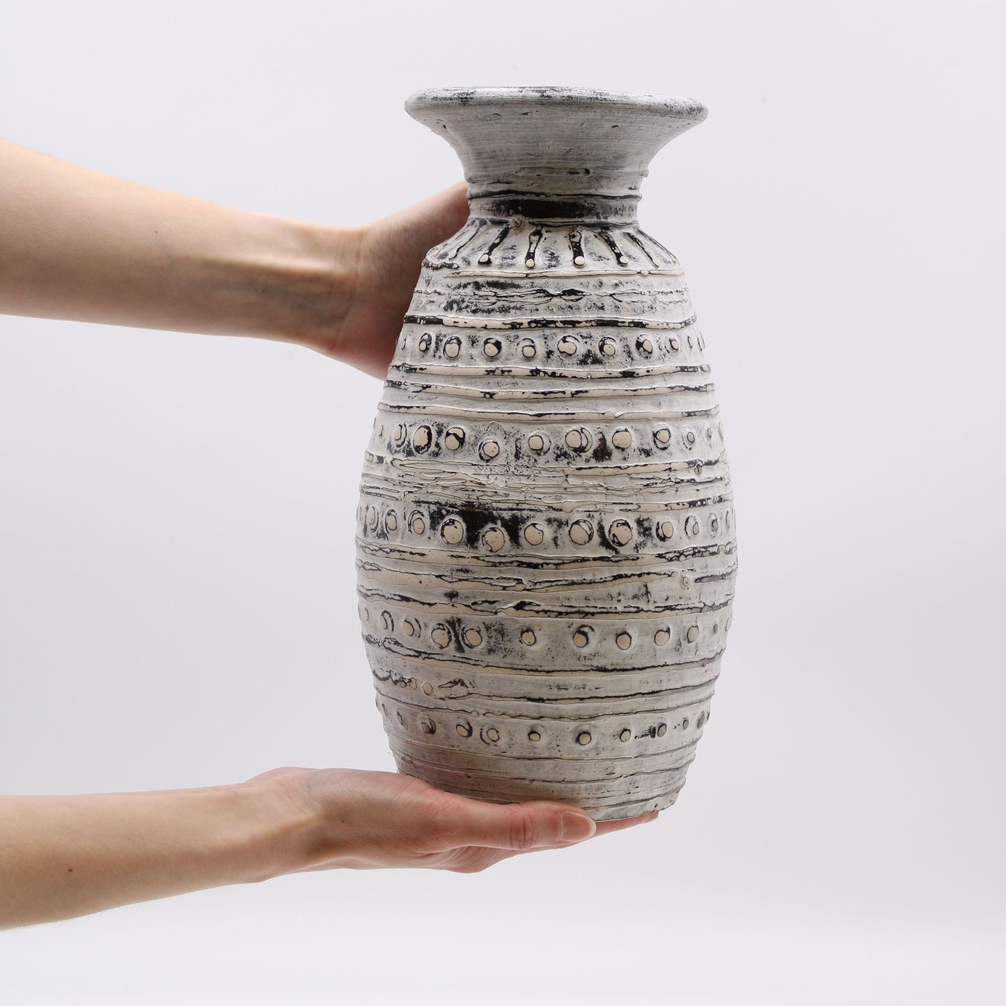 Creme Keramikvase mit Bali-Motiven – Handgefertigte Terrakotta-Dekoration