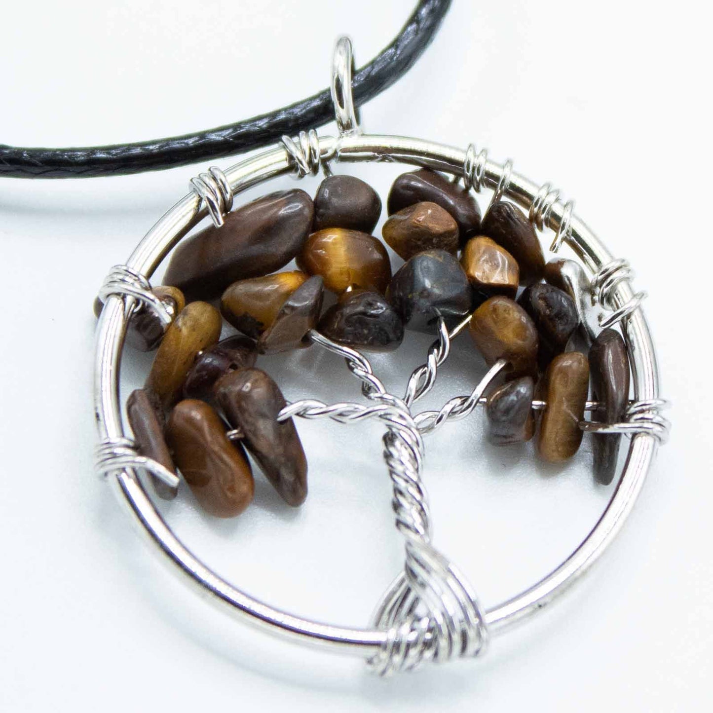 Lebensbaum Anhänger aus Tigerauge – Handgefertigtes Amulett mit Wildlederband