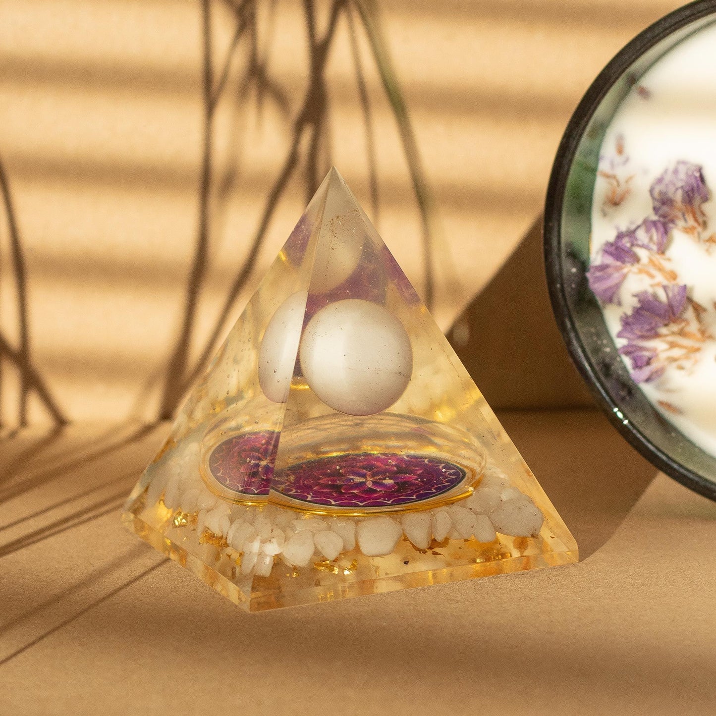 Orgonit-Pyramide mit schwebender Quarzkugel – Mandala-Design mit Goldflocken
