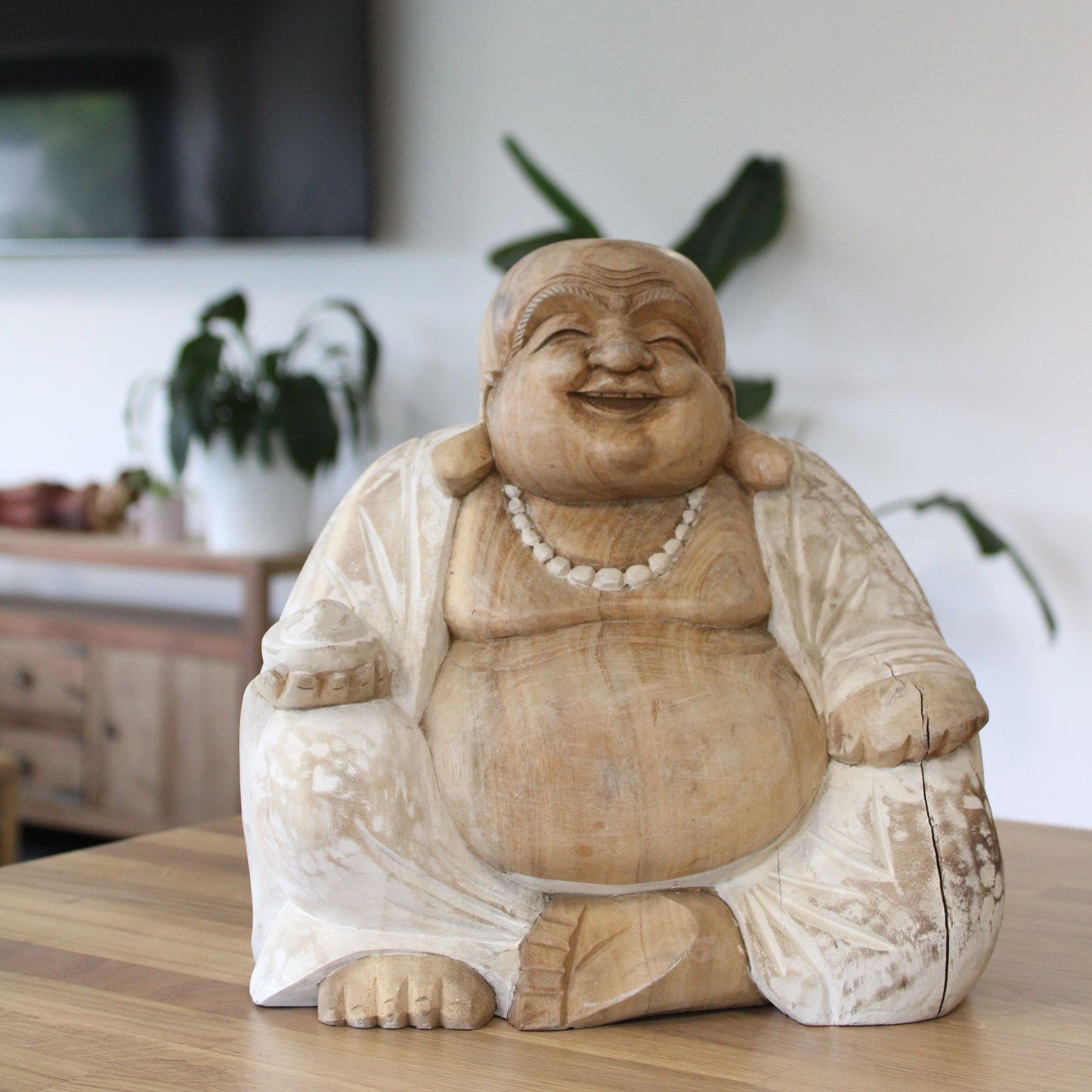 Handgeschnitzte Buddha-Statue aus Suarholz - Weiß gewaschen, 30 cm