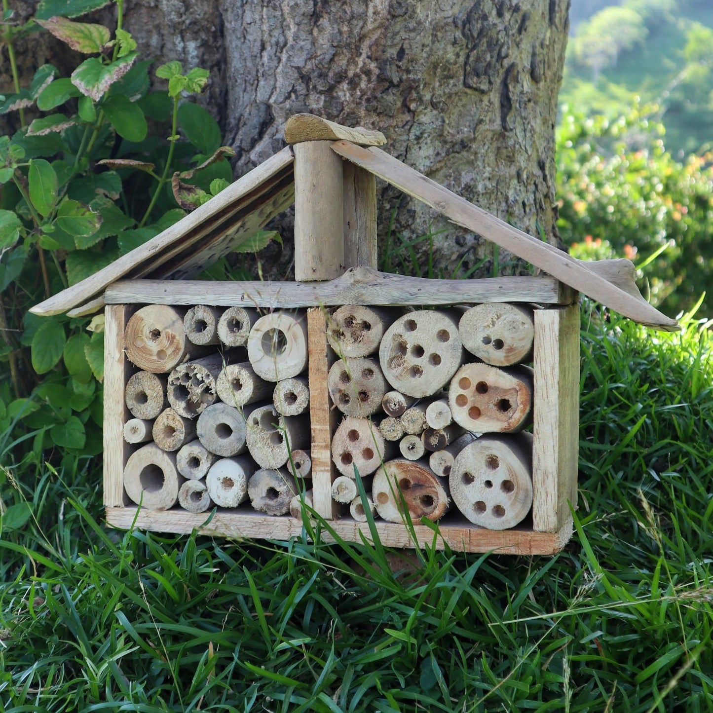 Insektenhotel aus recyceltem Treibholz - Nisthilfe für Wildbienen & Nützlinge