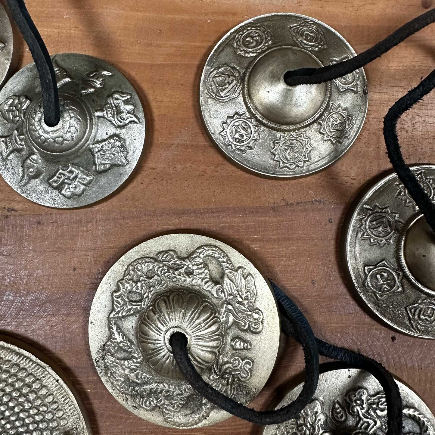 Meditationsglocken Tingsha-Paar 'Drache' – Handgraviertes Messing-Set