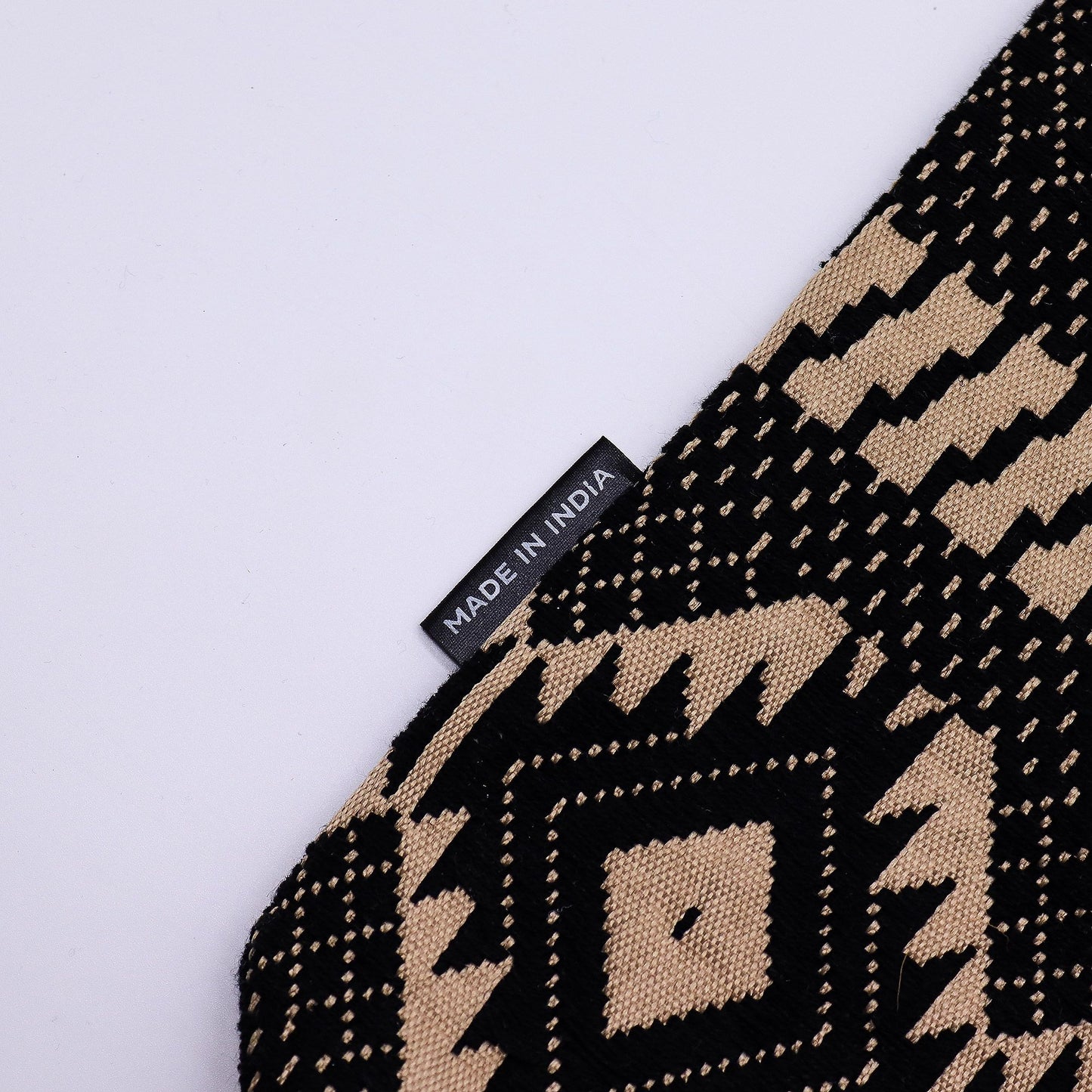 Desert Loom Nomad Carryall – Gewebte Schultertasche in Erdtönen