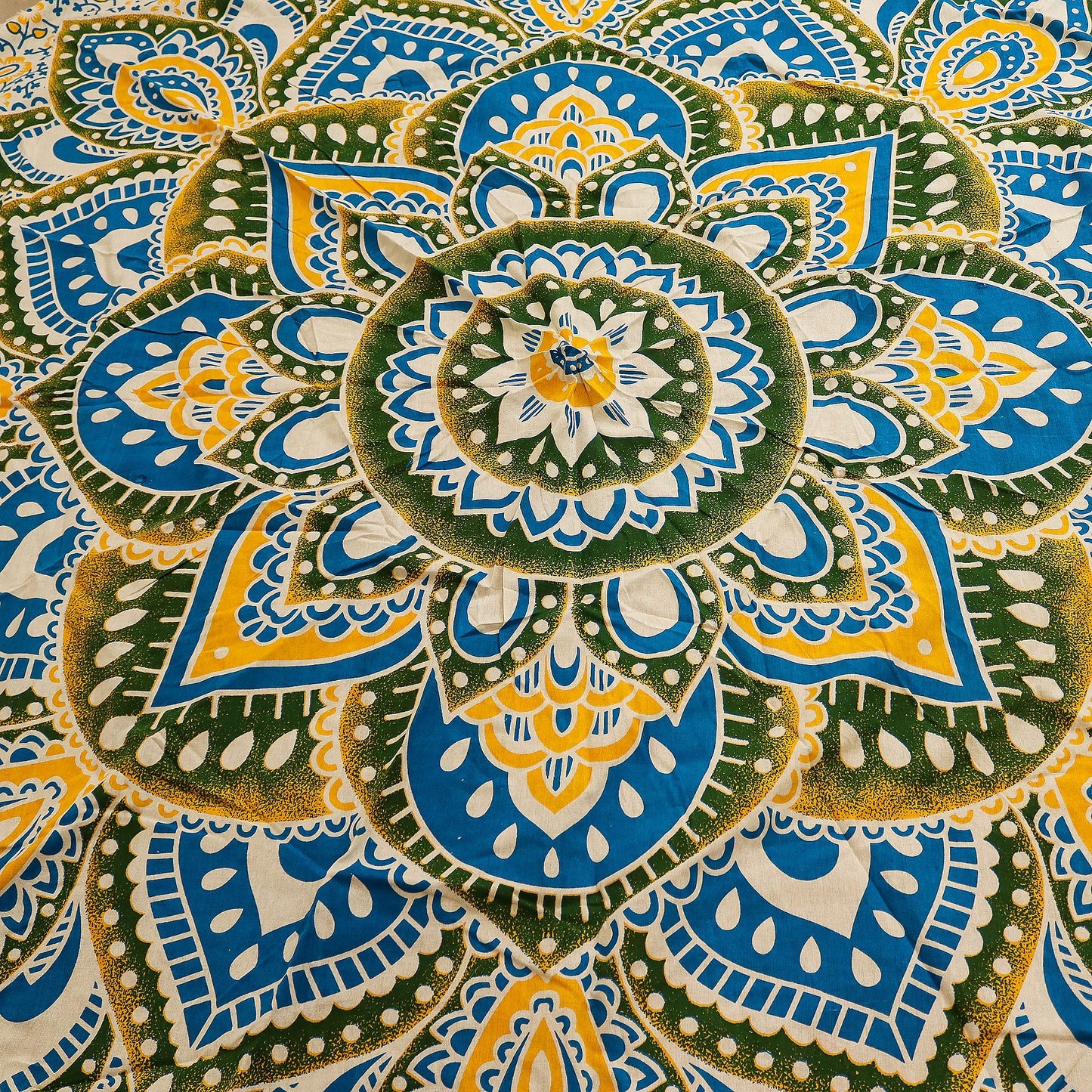 Großformatiges Mandala Wandbild (180 cm) – Sonnengelb & Himmelblau