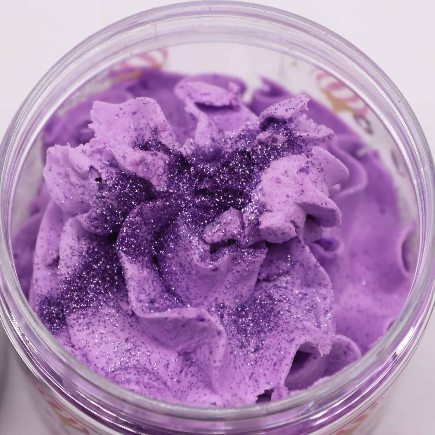 Frosted Sugar Plum – Aufgeschäumte Cremeseife mit zartem Glanz