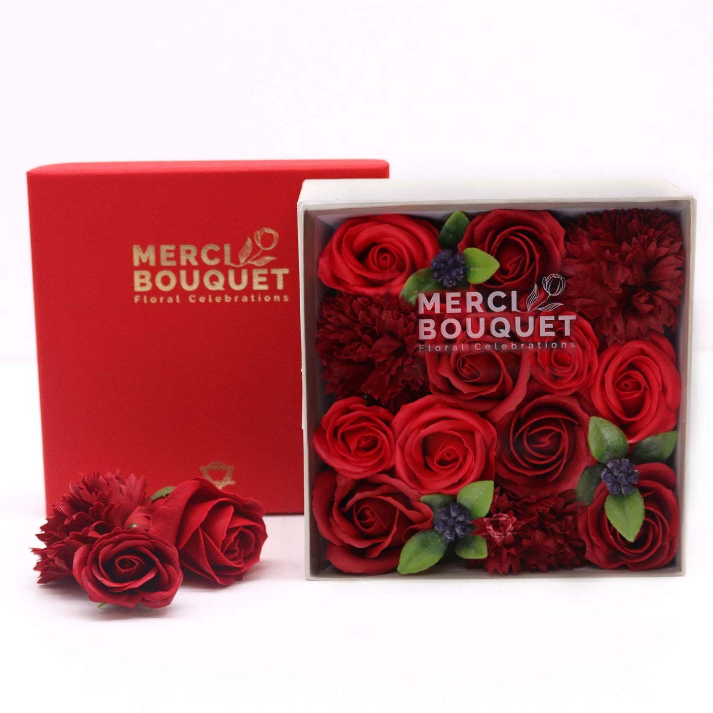 Quadratische Geschenkbox mit klassischen roten Seifenrosen