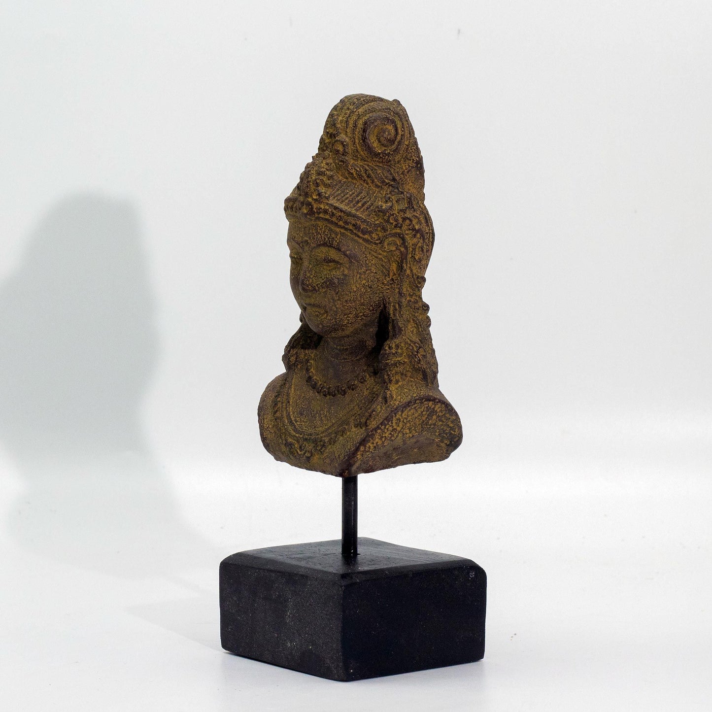 Statue Graue Prinzessin Java - Handgefertigte Betonfigur auf Jempinis-Holzsockel