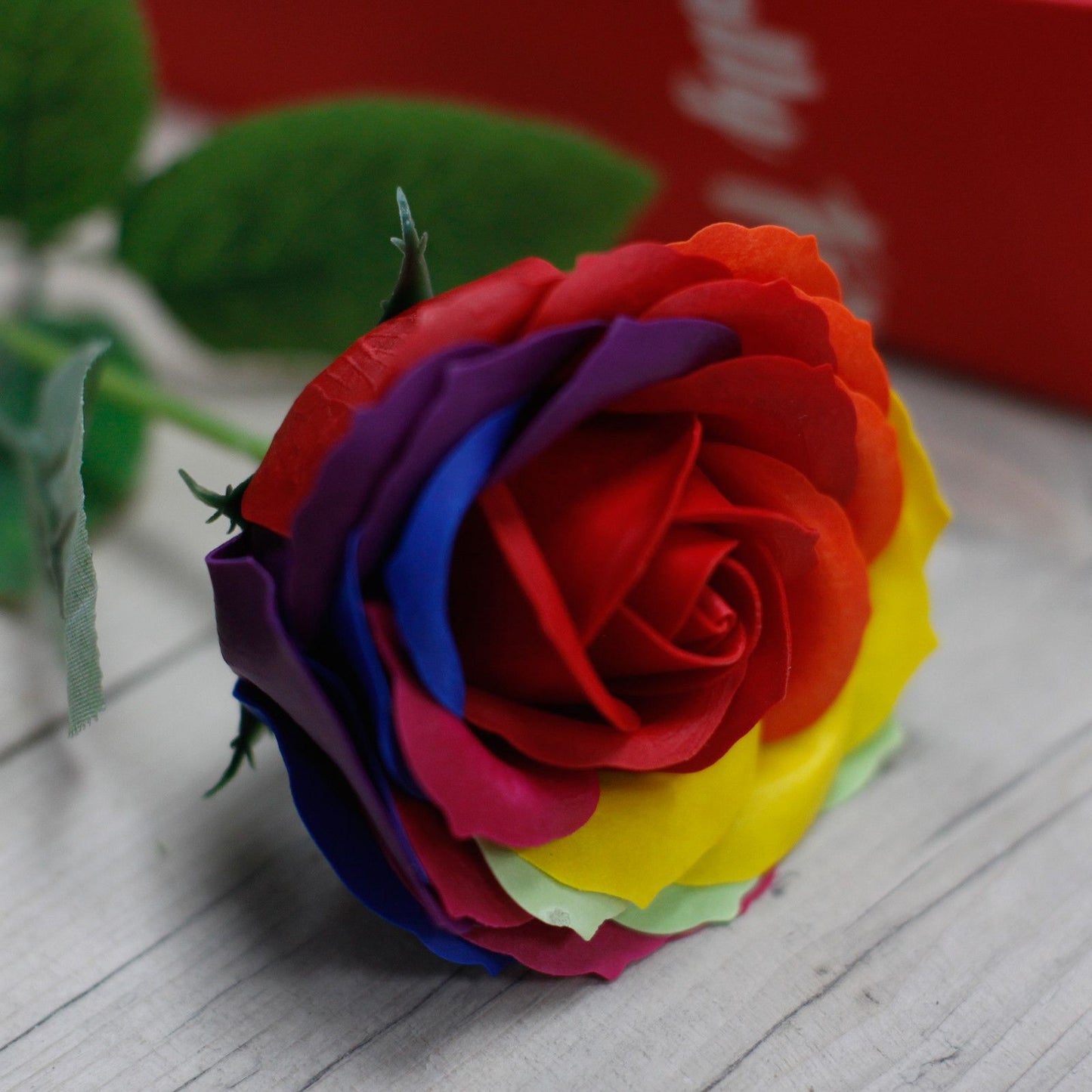 Seifenblume Regenbogen – Handgefertigte Baderose für weiche Haut