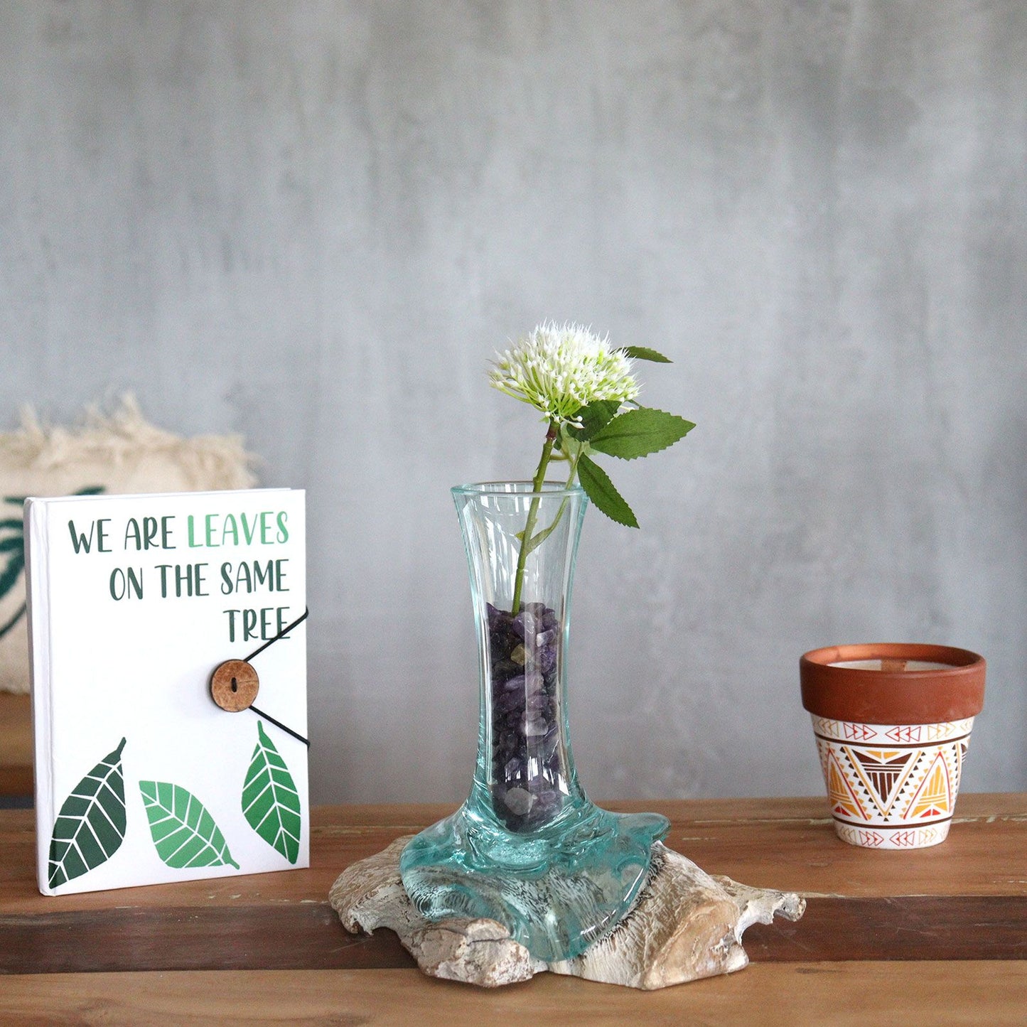 Vase aus geschmolzenem Glas auf Weißholz – Handgefertigtes Unikat aus Bali