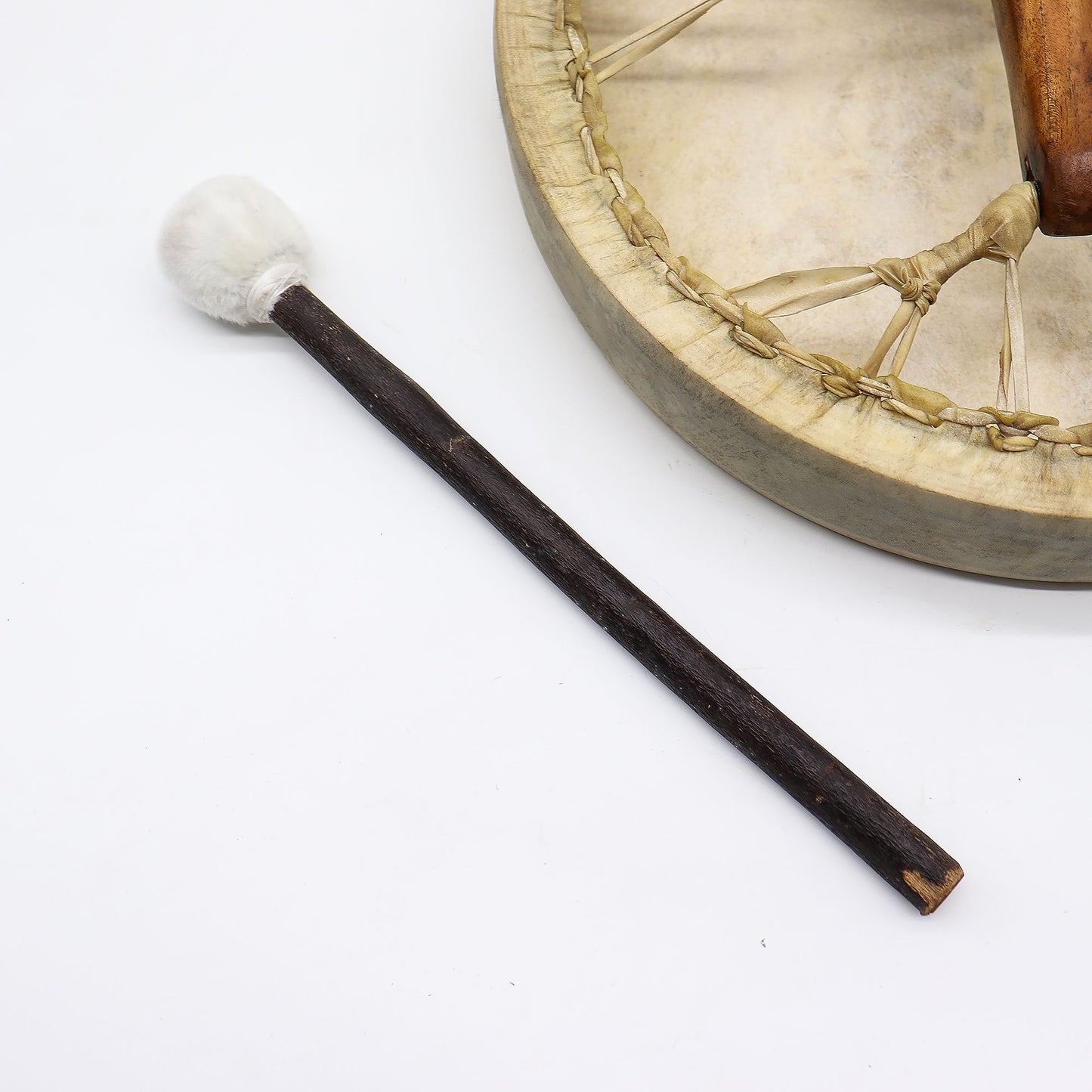 Spirit of the Wolf – Handgefertigte Schamanentrommel mit Wolfskopf-Griff, 40 cm, stimmbar