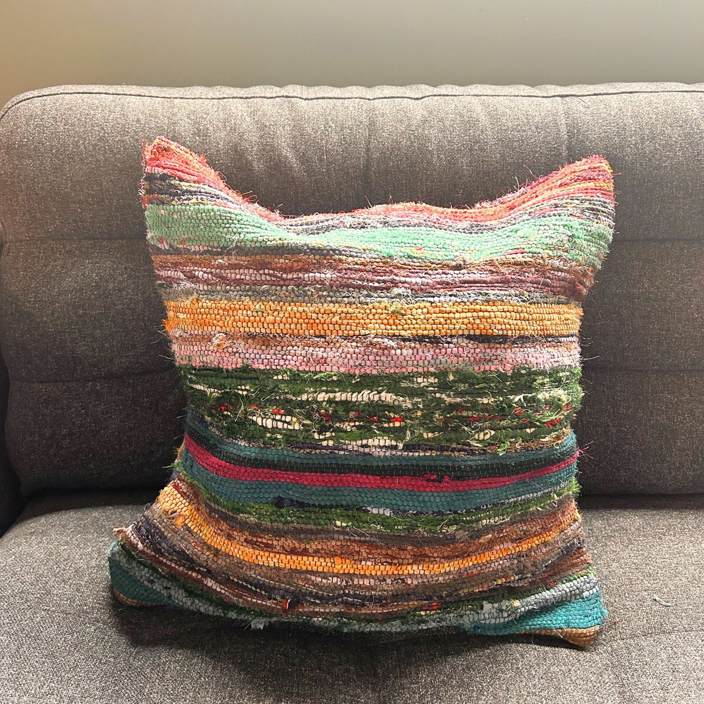 Handgefertigte Kissenbezüge 40x40 cm in Kohlegrau | Rag-Rug-Optik aus Baumwolle