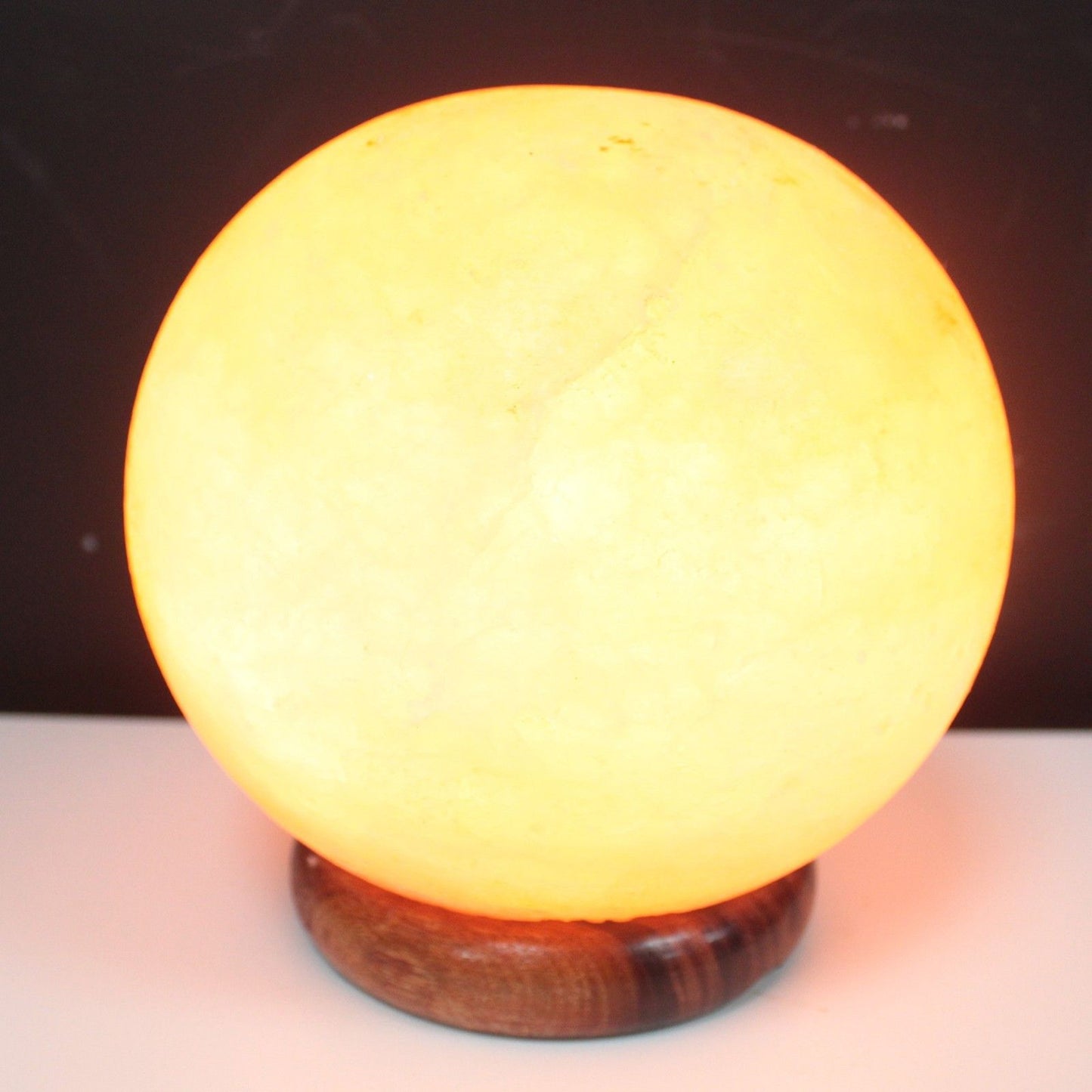 Himalaya-Salzlampe mit Massivholz-Sockel – Natürlicher Luftionisierer
