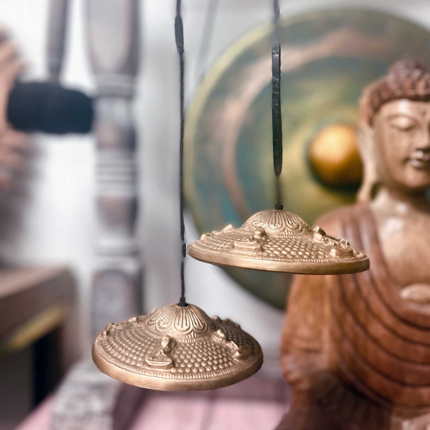 Tingsha-Set 'Fünf Buddhas' – Tibetische Meditationsglocken aus Messing, 9,5 cm
