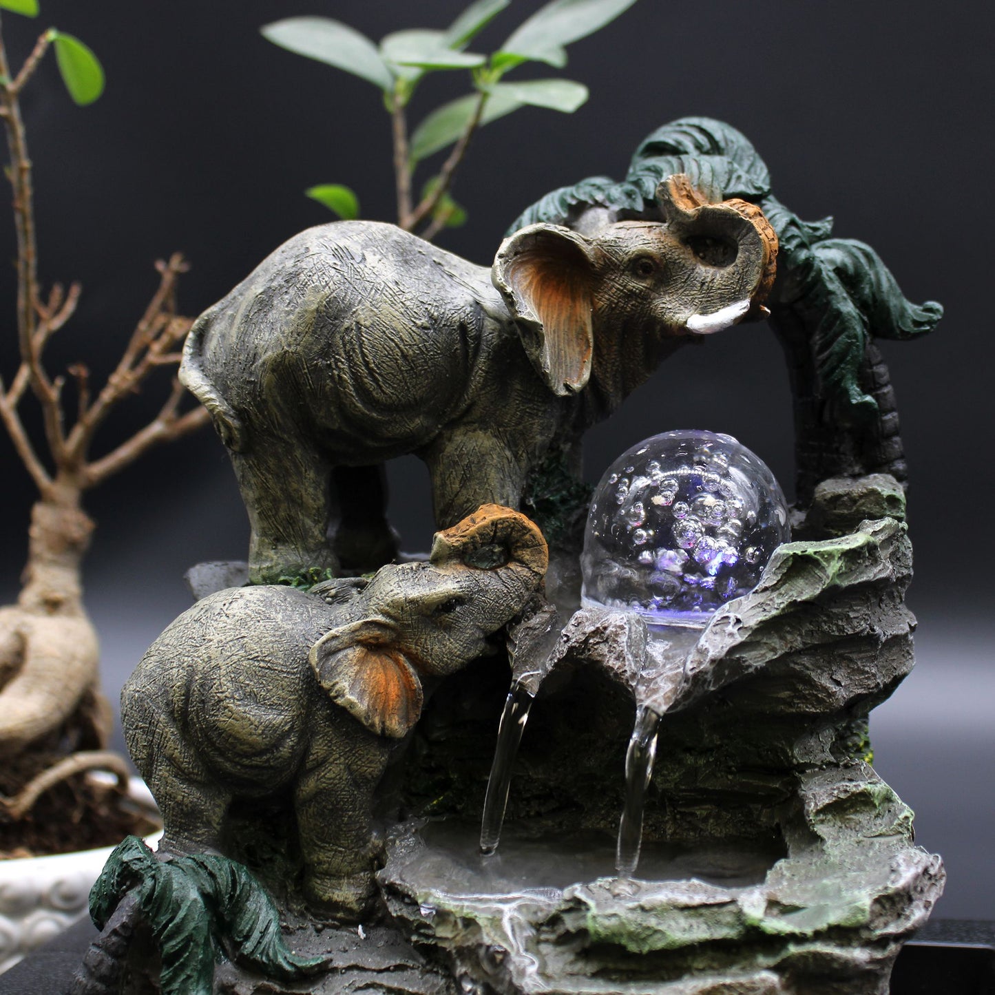 Elefanten-Familie Tischbrunnen mit LED-Beleuchtung – 30 cm Feng-Shui Wasserspiel aus Polyresin