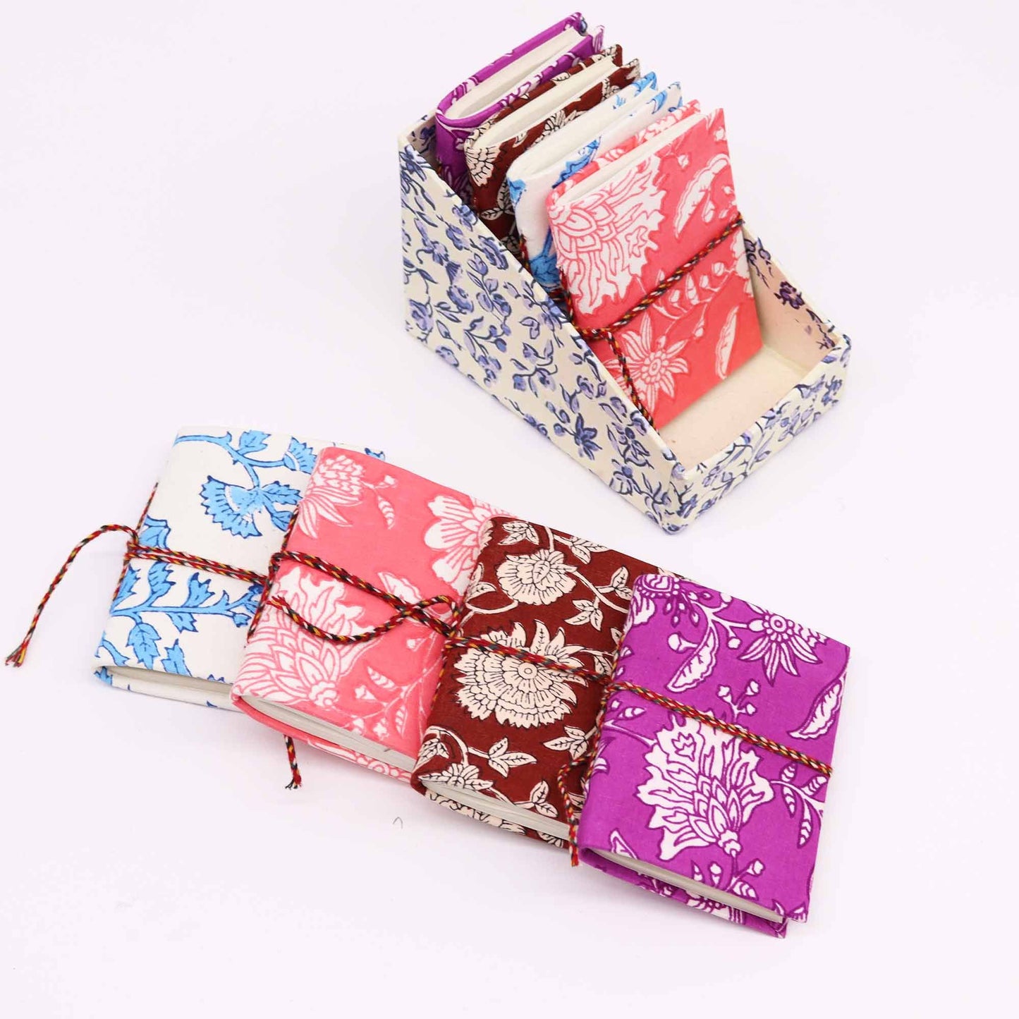 Set mit 4 handgebundenen Notizbüchern - Indische Blumenmotive auf Baumwollpapier