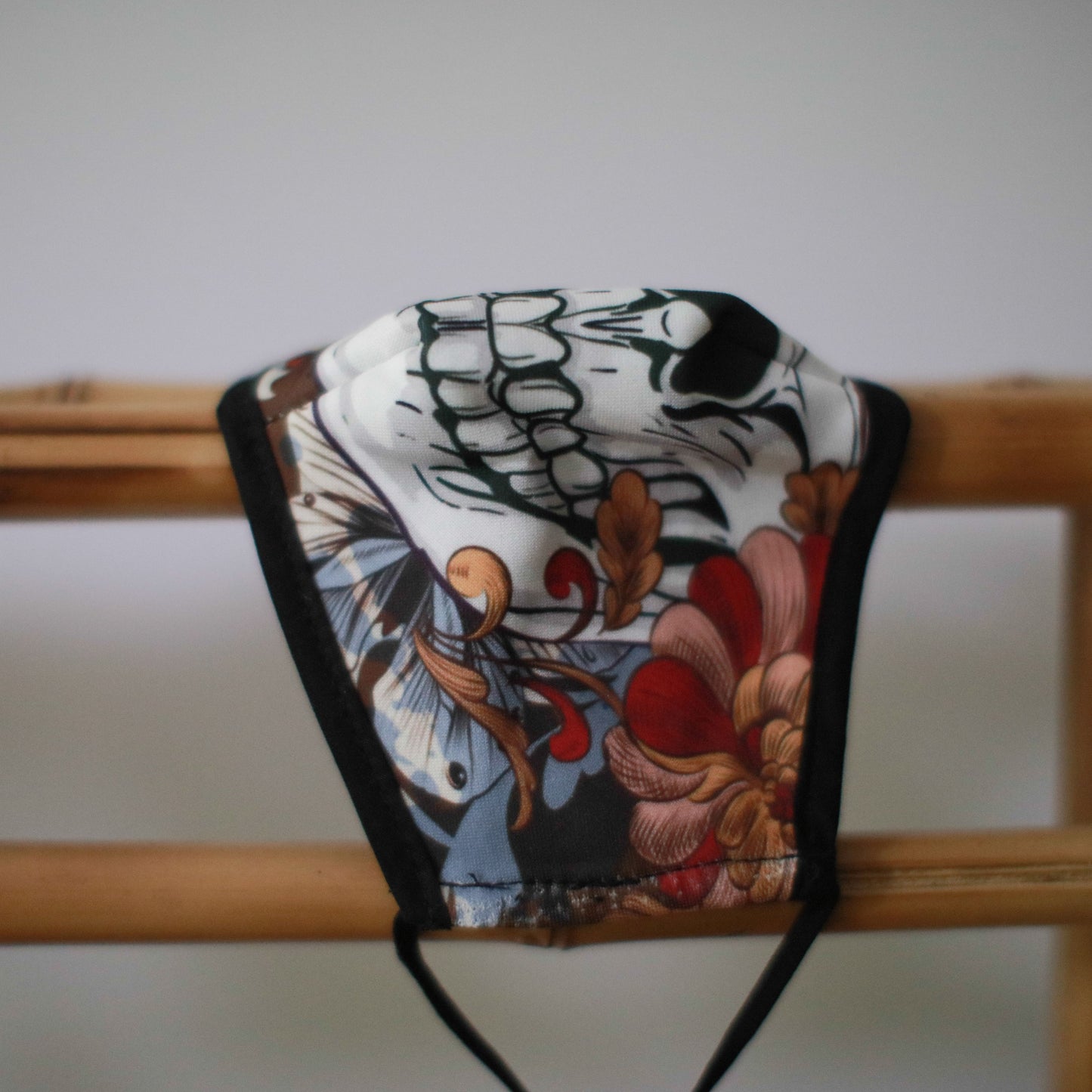 Wiederverwendbare Kindermaske mit fröhlichem Calavera-Muster – Atmungsaktiv & verstellbar