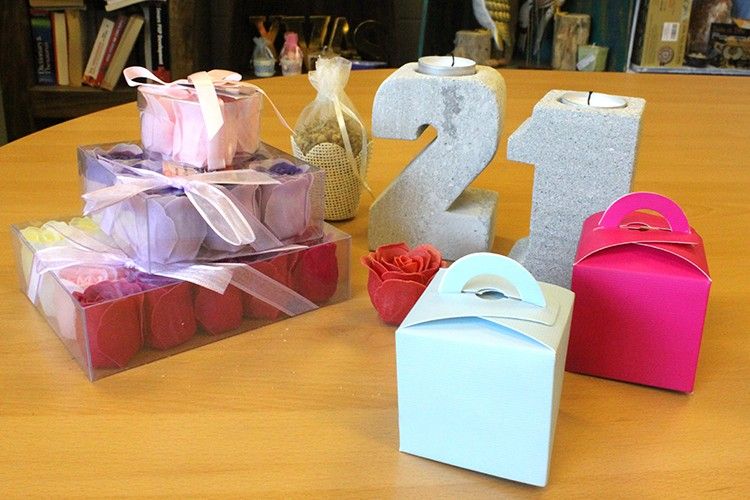 Kerzenhalter aus Granit in Form der Zahl 4 – Handgefertigter Tischschmuck