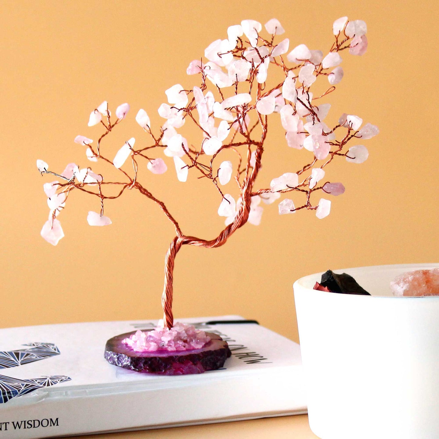 Edelsteinbaum aus Rosenquarz – Handgefertigtes Kunstwerk auf rosa Achat