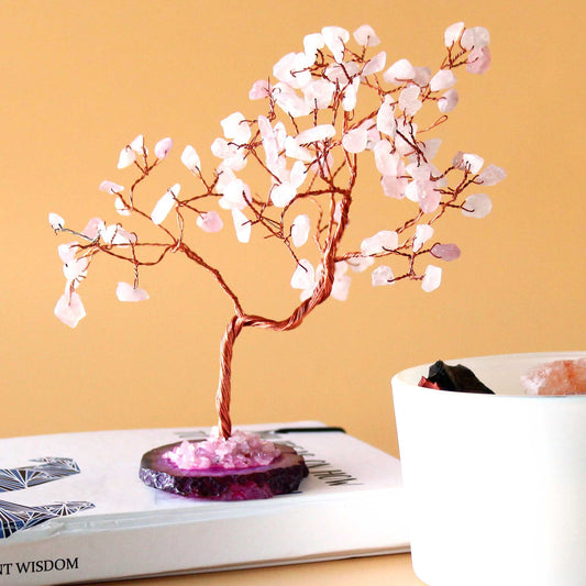 Edelsteinbaum aus Rosenquarz – Handgefertigtes Kunstwerk auf rosa Achat