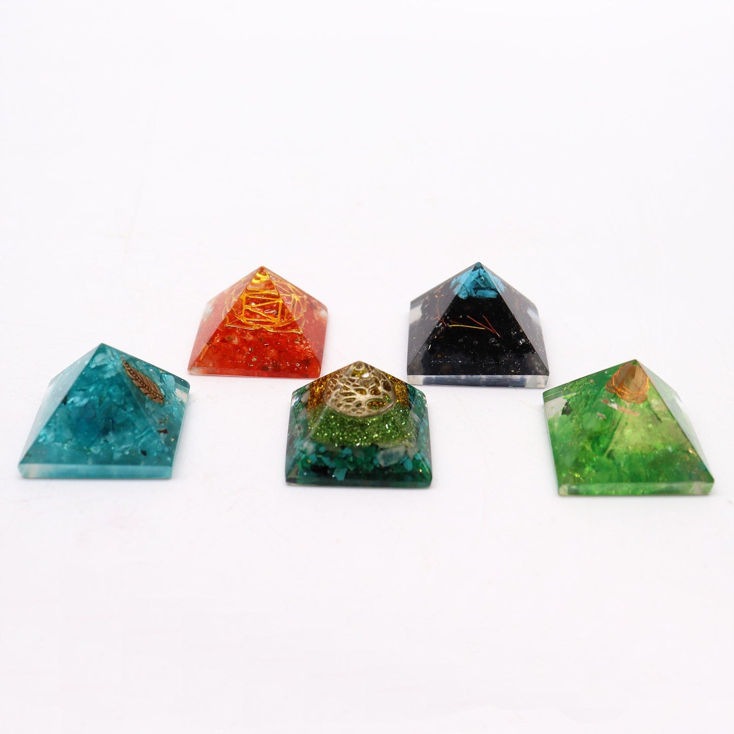 Handgefertigte Mini-Orgonit-Pyramide mit Edelsteinchips & Kupfer – 2,5 cm