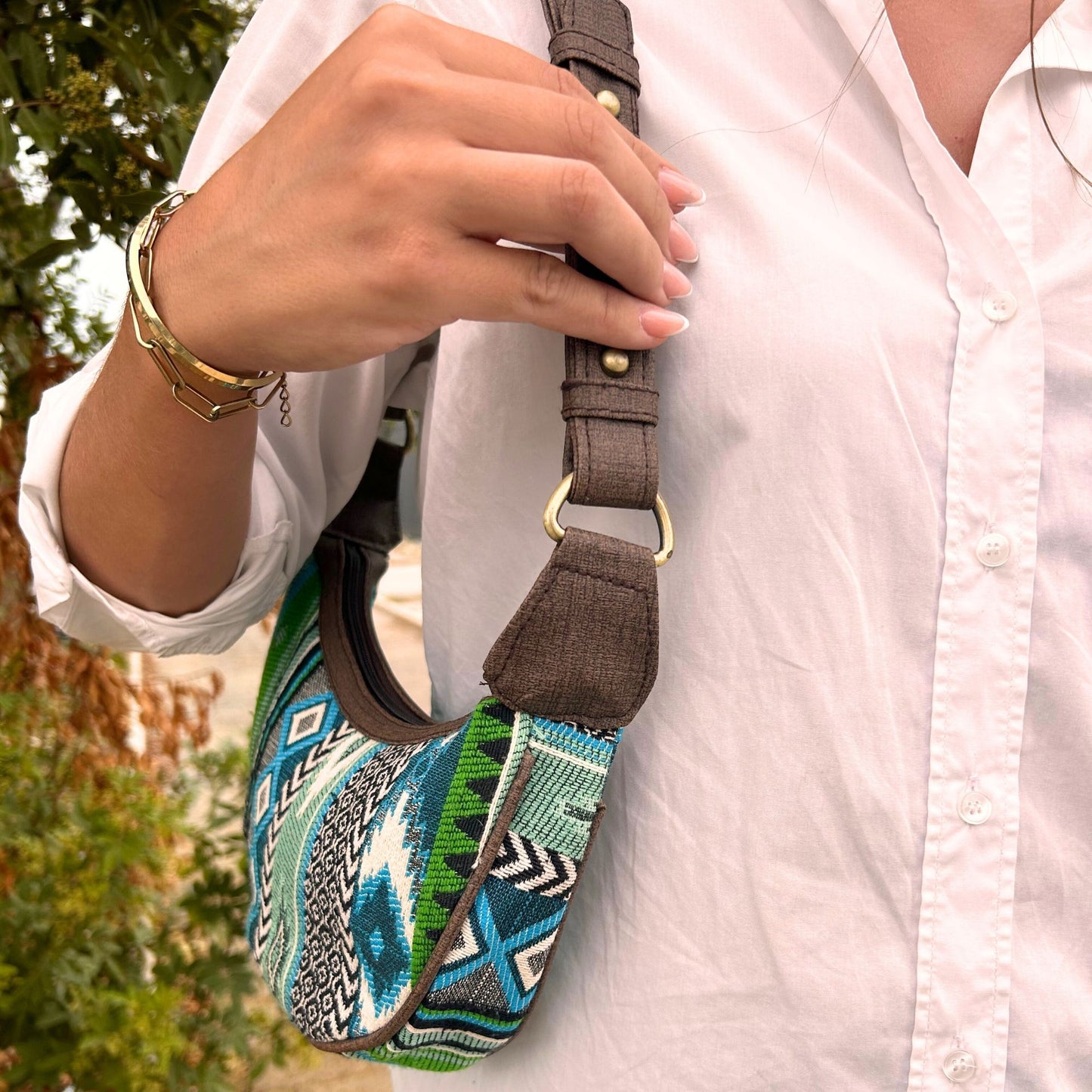 Jacquard Hobo Tasche in Edelgrün – Handgewebtes Baumwoll-Unikat mit braunem Riemen