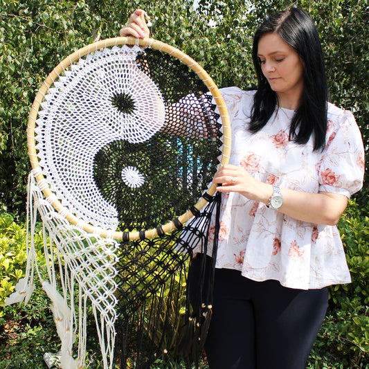 Handgefertigter Bali Traumfänger XXL im Yin-Yang Design – Schwarz-Weiß