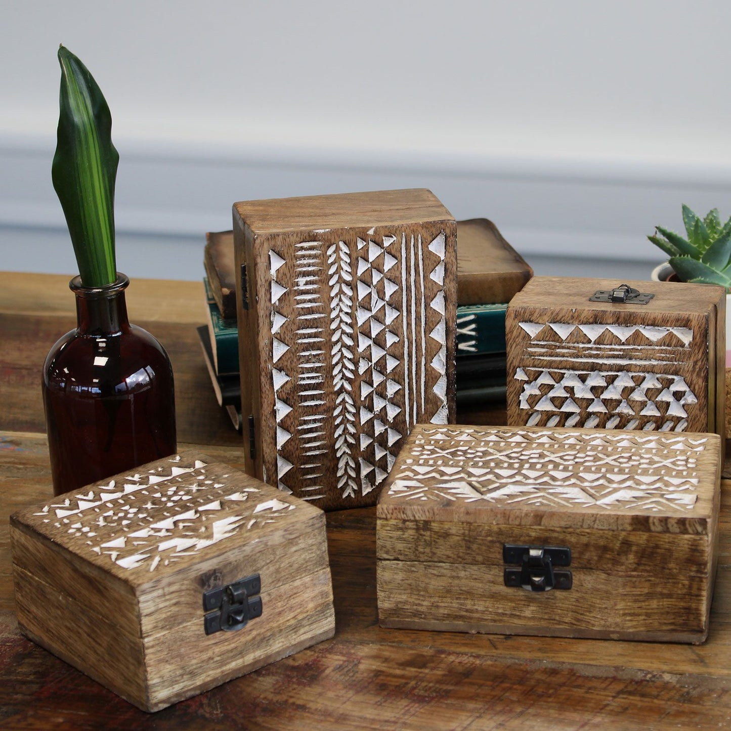 Handgeschnitzte Mangoholz-Box im Aztekendesign, weiß gewaschen - 3x1,5 Pillenbox