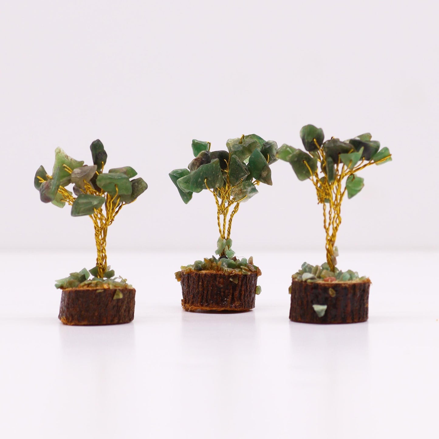 Mini-Edelsteinbaum aus Grünem Aventurin – Handgefertigte Dekoration auf Holzstamm (15 Steine)