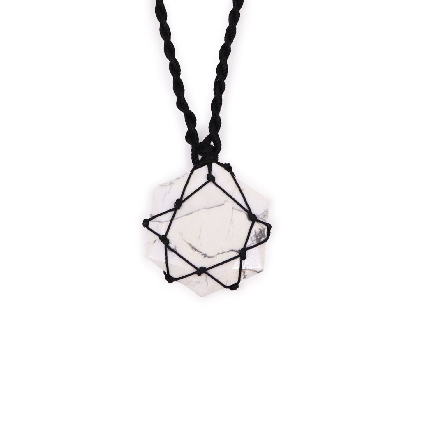 Handgeschnürter Hexagon-Anhänger aus weißem Howlit – Edelsteinschmuck mit verstellbarer Kordel