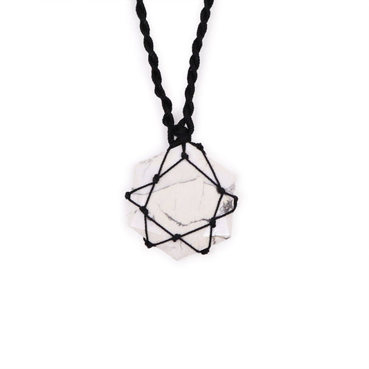 Handgeschnürter Hexagon-Anhänger aus weißem Howlit – Edelsteinschmuck mit verstellbarer Kordel
