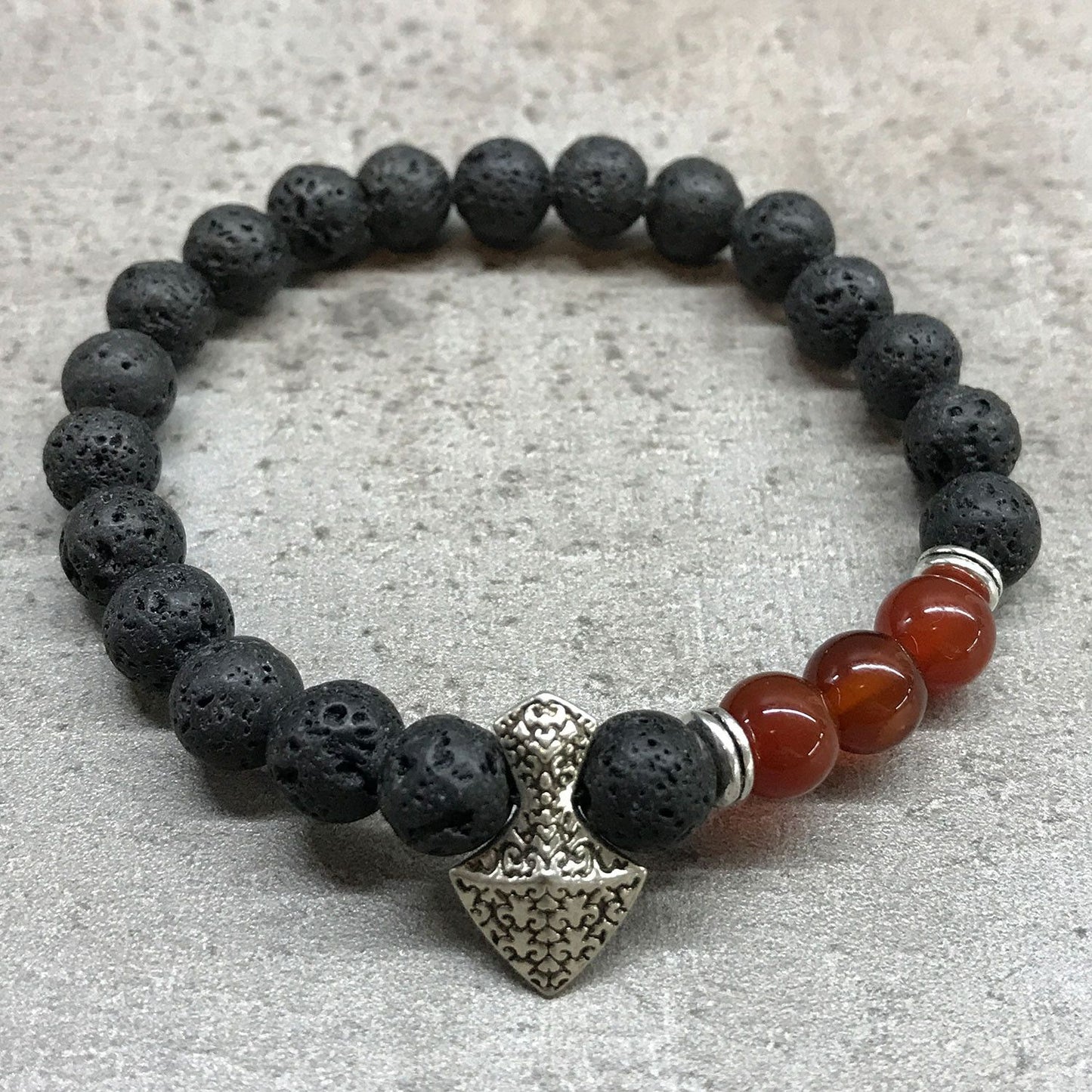 Lavastein Armband mit Karneol Axtkopf – Natürlicher Aromaträger