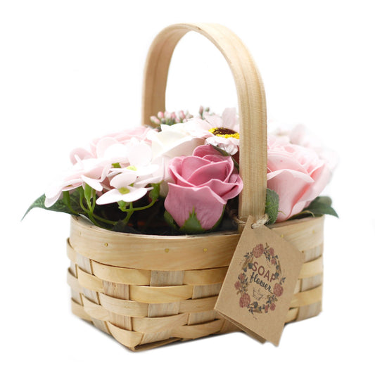Rosa Seifenblumen-Bouquet im Weidenkorb – Dekoratives Wellness-Arrangement