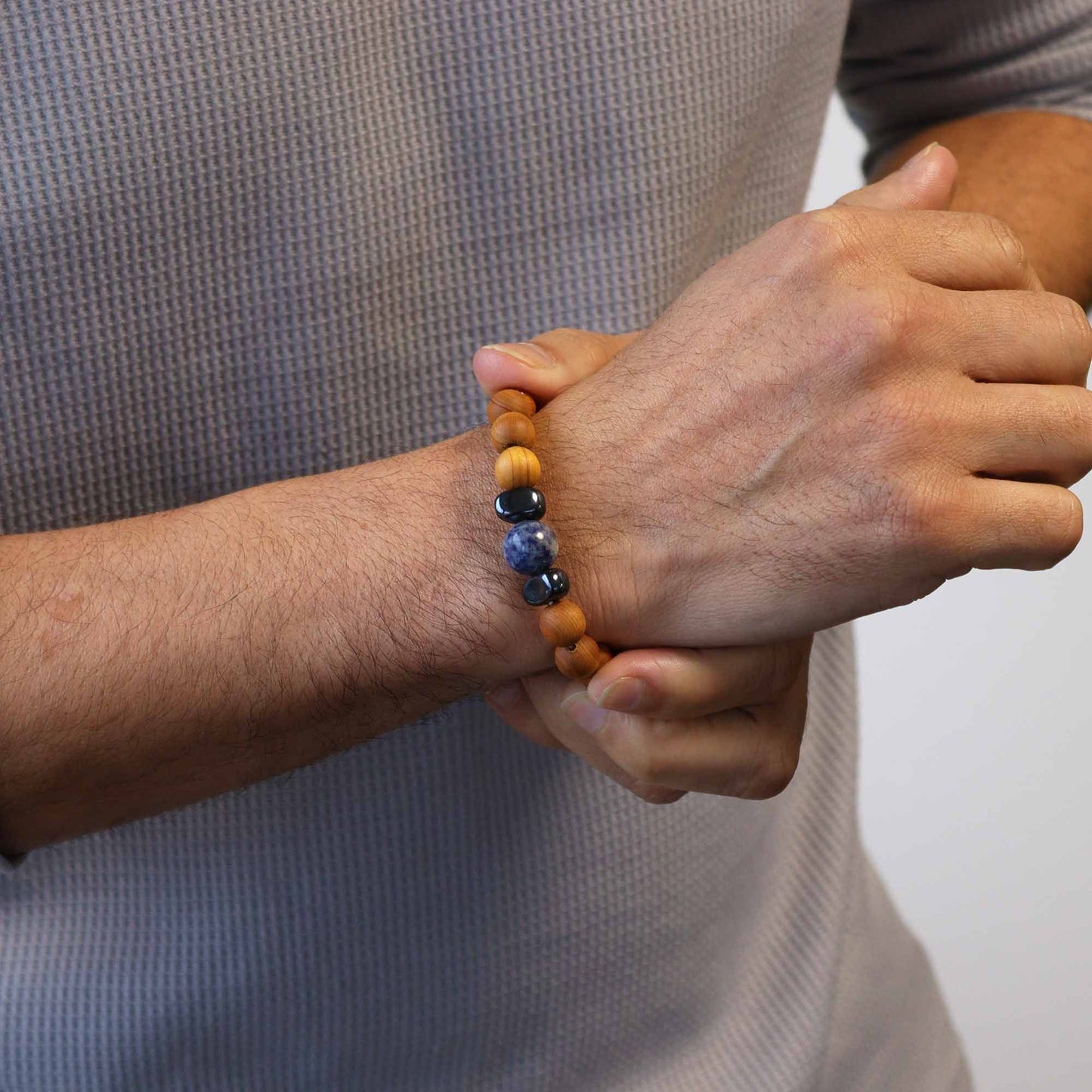 Sodalith Zedernholz Armband für das Kehlchakra | Klare Kommunikation