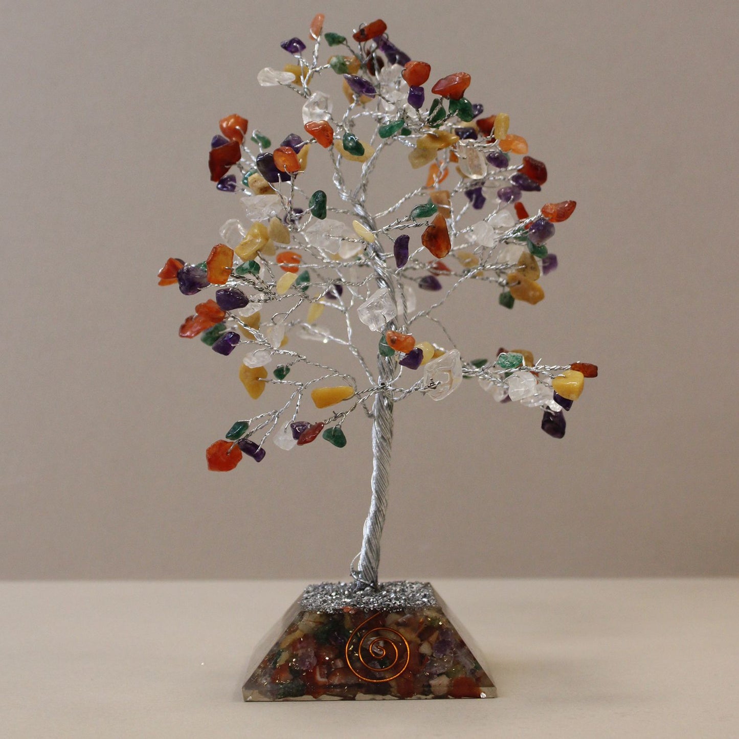Orgonit-Pyramide mit Kristallbaum – 160 Edelsteine, handgefertigt