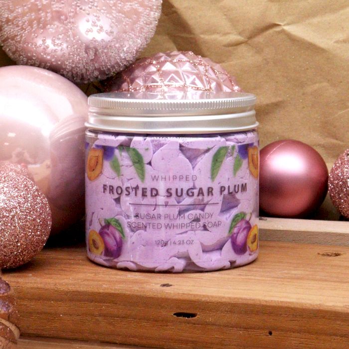 Frosted Sugar Plum – Aufgeschäumte Cremeseife mit zartem Glanz