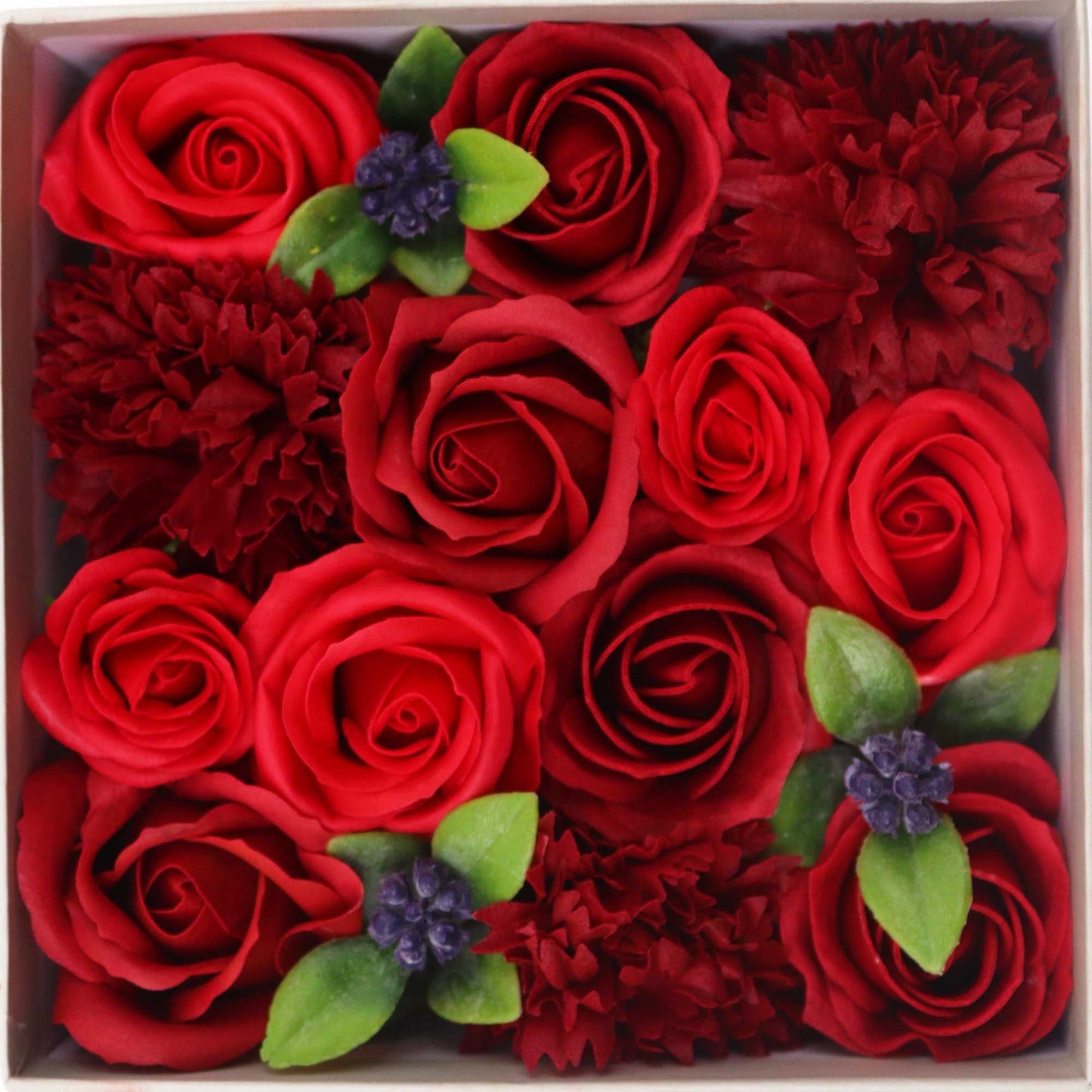 Quadratische Geschenkbox mit klassischen roten Seifenrosen