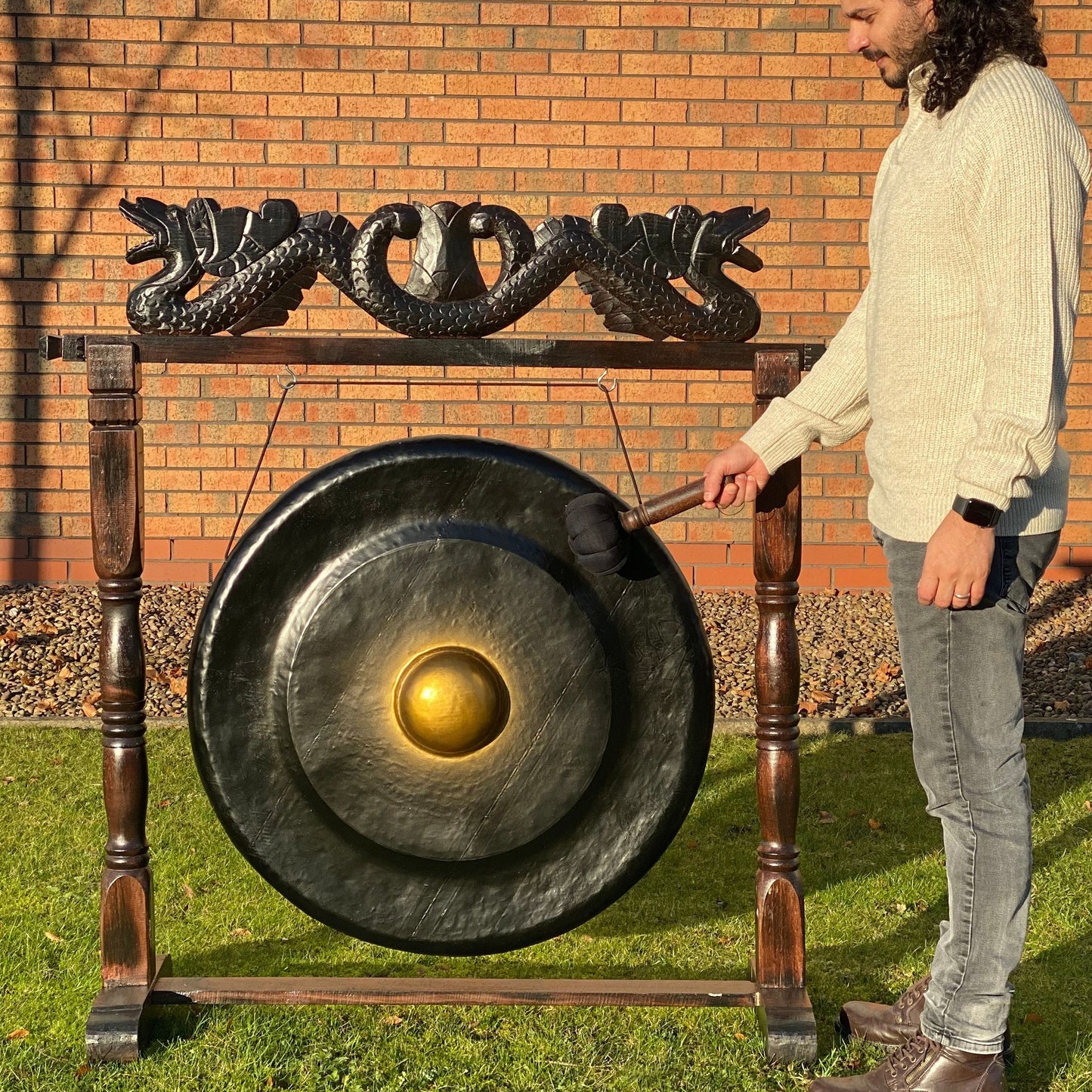 Handgefertigter Bali-Gong 80 cm mit antikem Holzständer in Schwarz