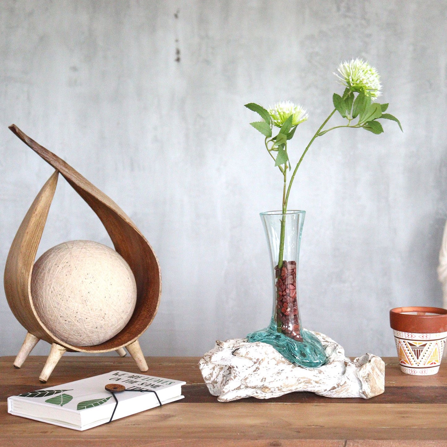 Vase aus geschmolzenem Glas auf Weißholz – Handgefertigtes Unikat aus Bali