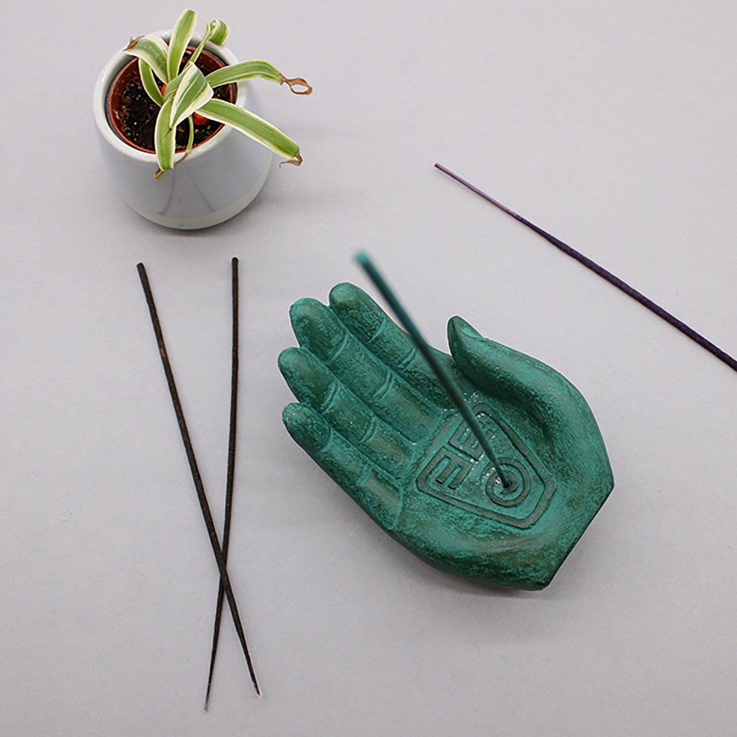 Räucherstäbchenhalter 'Hand & Erdschutz' aus Beton in Grün