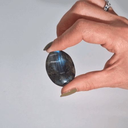 Handschmeichler aus Madagaskar Labradorit – Natürliches Farbspiel, 35-50 mm