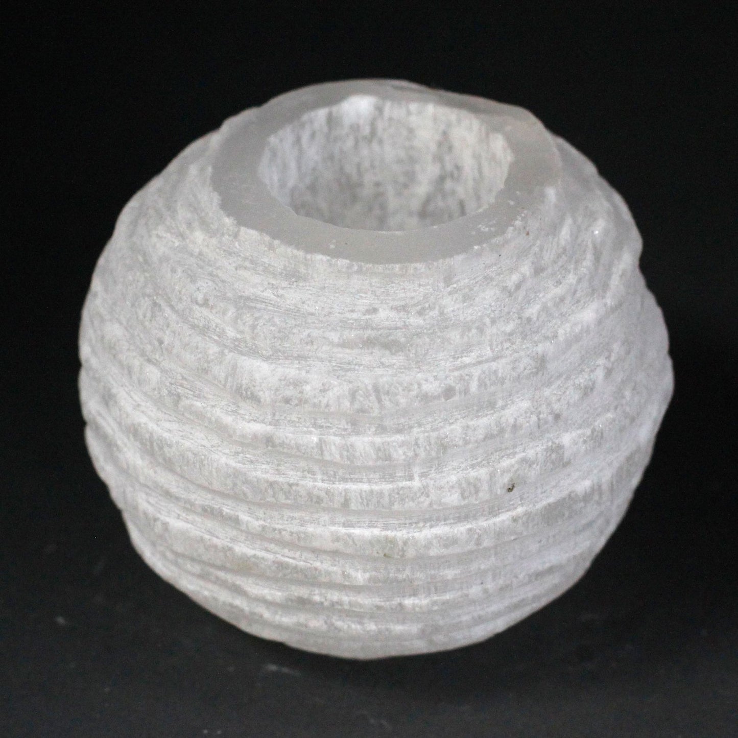 Selenit-Kerzenhalter 'Schneekugel' mit Naturkante – 8 cm