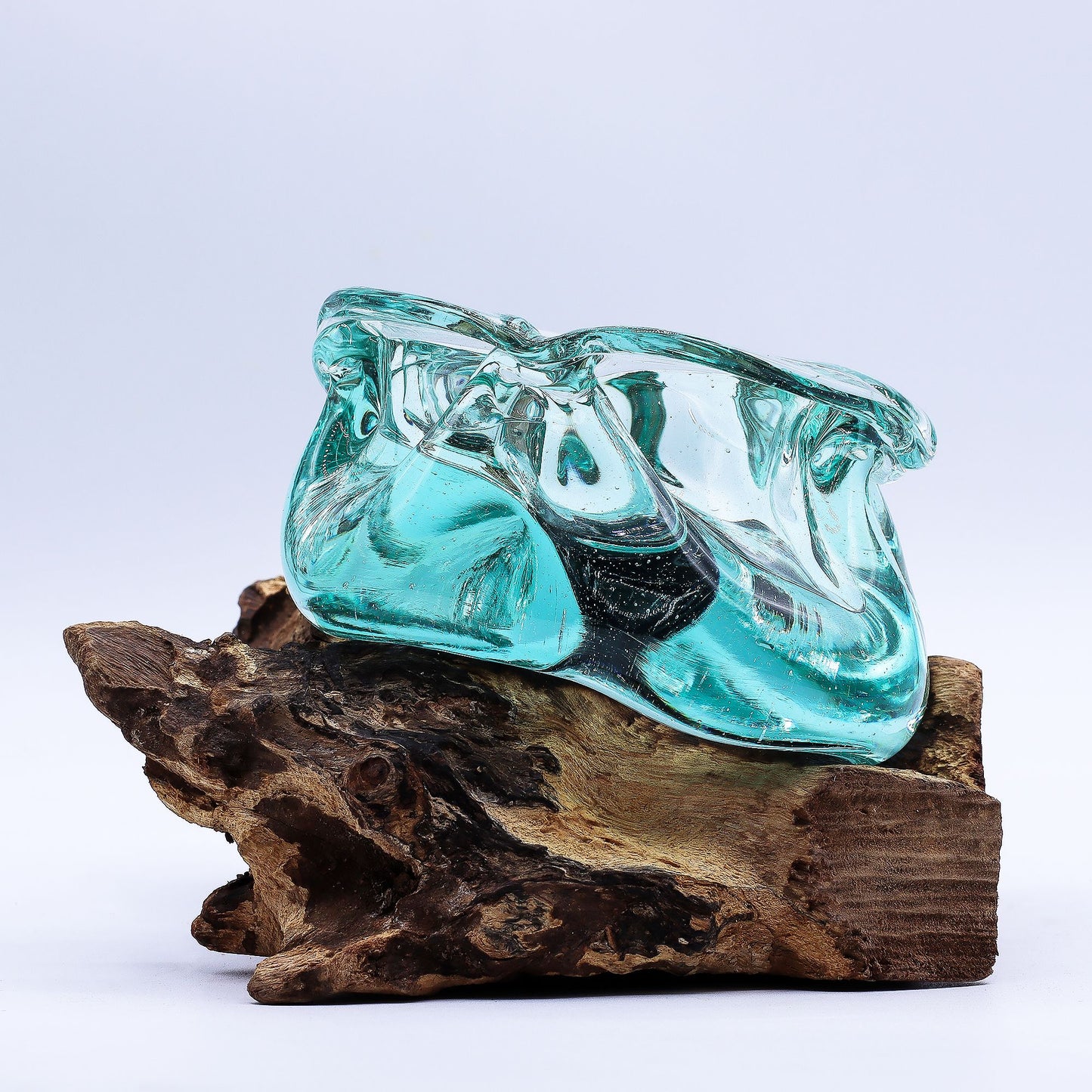 Skulpturaler Aschenbecher & Kerzenhalter aus geschmolzenem Glas auf Massivholz