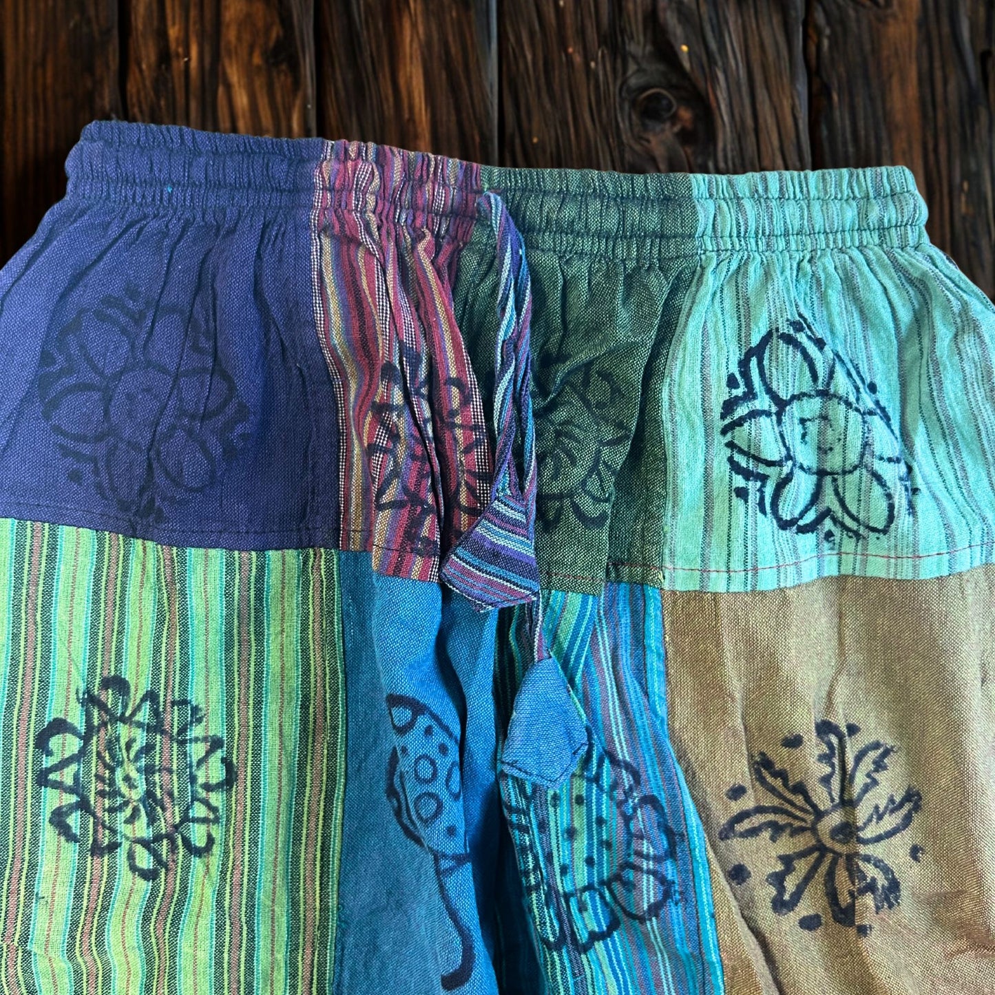 Mushroom Pants – Handgefertigte Hosen mit Pilz-Blockdruck in Naturgrün