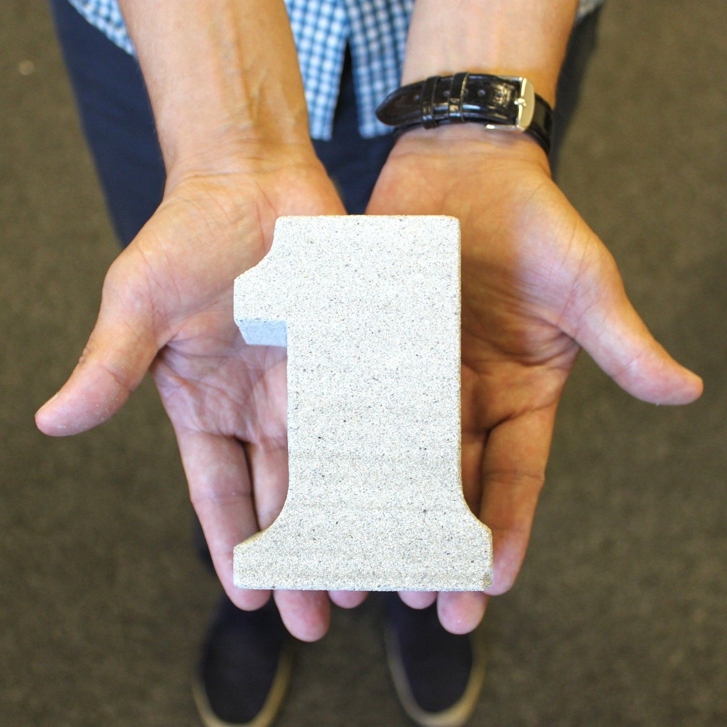 Kerzenhalter aus Granit in Form der Zahl 4 – Handgefertigter Tischschmuck