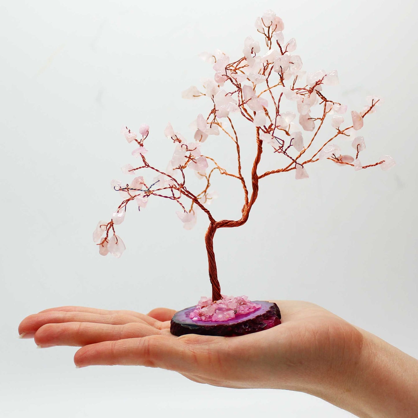 Edelsteinbaum aus Rosenquarz – Handgefertigtes Kunstwerk auf rosa Achat