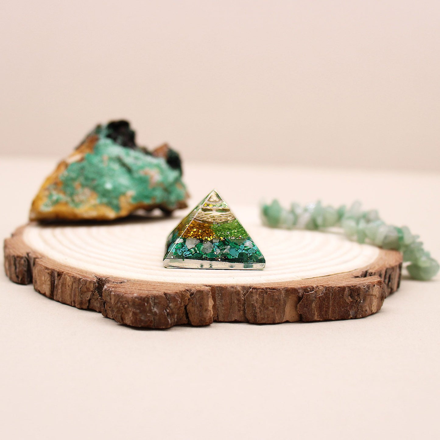 Handgefertigte Mini-Orgonit-Pyramide mit Edelsteinchips & Kupfer – 2,5 cm